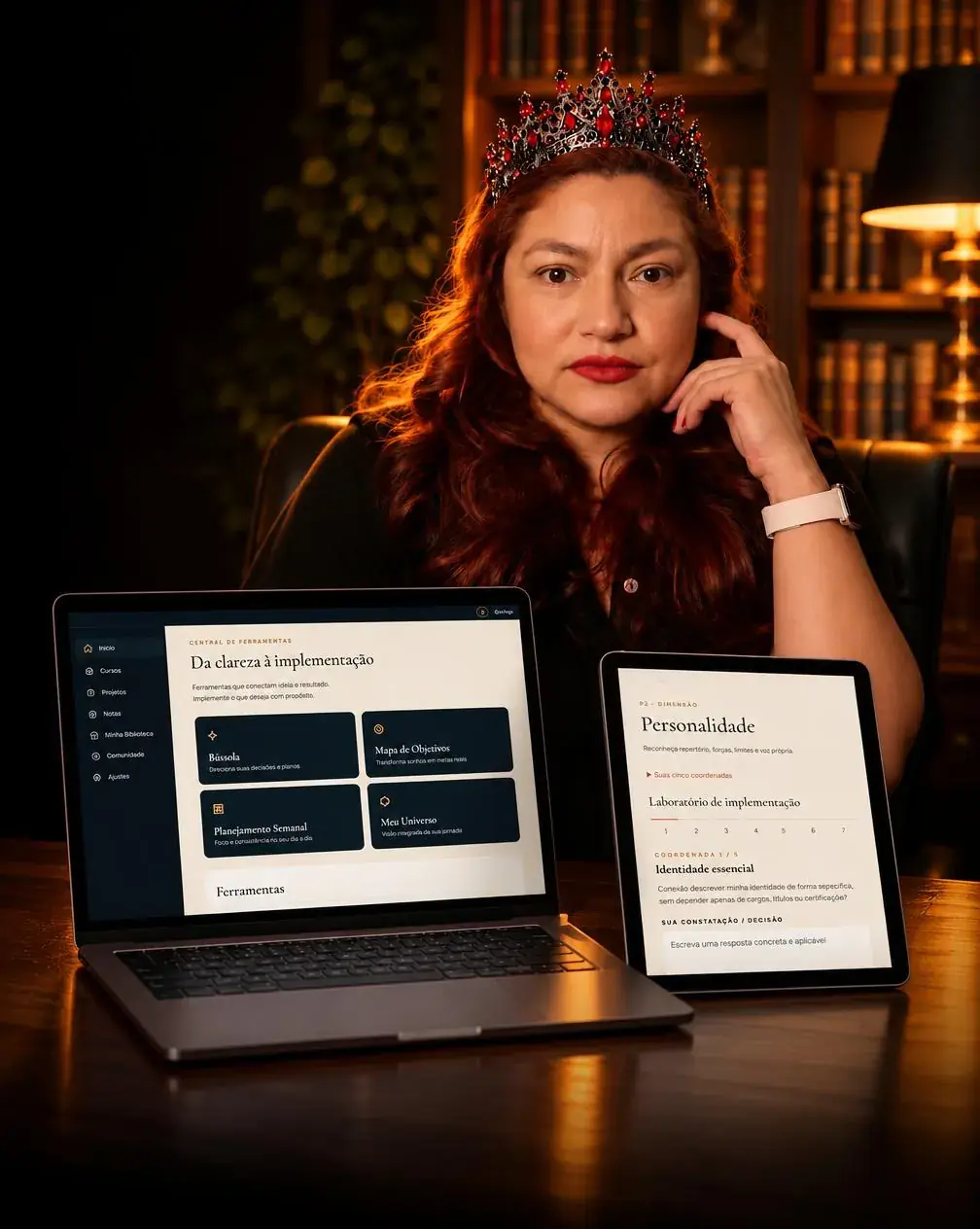 Juci Melo com coroa, ao lado do notebook e tablet com o sistema